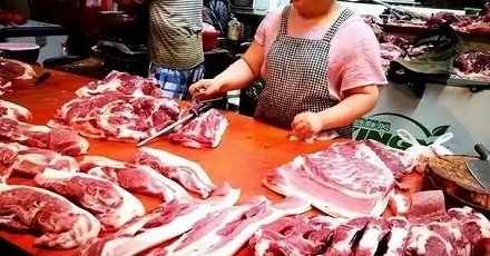 猪肉一般都摆着卖，为啥牛羊肉会挂着卖？