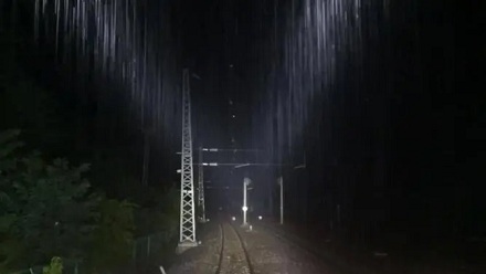 电线上的雨水，从电线上滴下来的瞬间还带电吗？